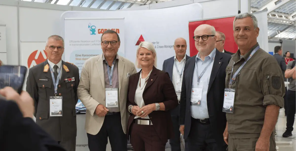 IKT 2023, 03.10.2023: Besuch des ZRK-Informationsstandes durch Bundesministerin für Landesverteidigung Mag. Klaudia TANNER (Mitte), ZRK-Vorstandsmitglied Heinz STIASTNY (2.v.l), Generalmajor Mag. Reinhard RUCKENSTUHL (1.v.l), ZRK-Vorstandsvorsitzender DI Johannes GÖLLNER, MSc (2.v.r) und Brigadier Mag. Dieter MUHR (1.v.r),